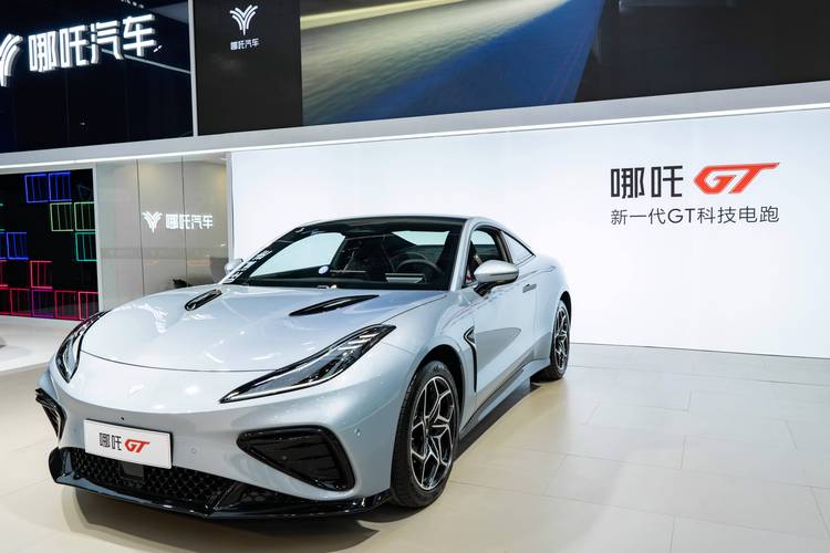 佛山296哪吒汽车在智能汽车领域的表现，领途汽车在新能源汽车市场中的影响力